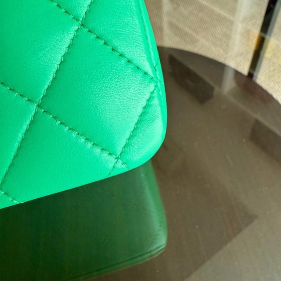 Image 1 of Borsa Chanel Classic Flap Medium - 25 cm in pelle di agnello trapuntata verde con finiture dorate, serie 18