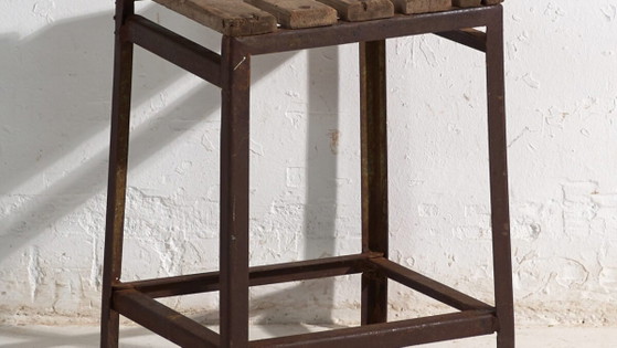 Antique industrial stool in pine wood and iron – Central Europe, circa 1950 – Industrieel (photo 3 of 40)