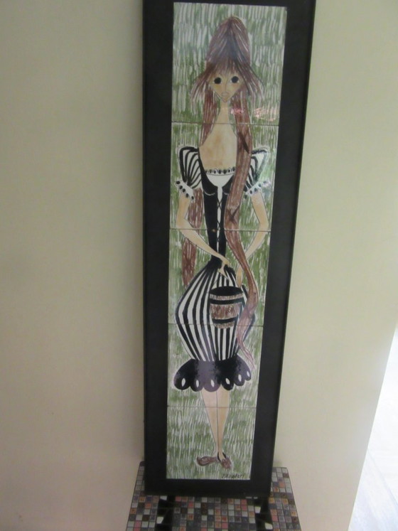 Image 1 of Piastrella in ceramica Belarti da appendere al muro, raffigurante una ragazza giovane, stile anni '60, retrò vintage.