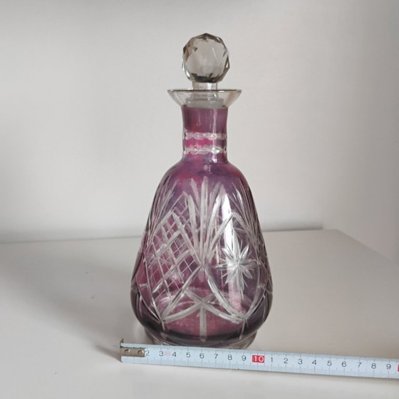 Image 1 of LICORERA O BOTE DE CRISTAL TALLADO DE COLOR LILA