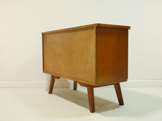 Image 1 of Credenza vintage anni '60, stile moderno di metà secolo, impiallacciatura di noce, cassettiera con chiave, Germania.