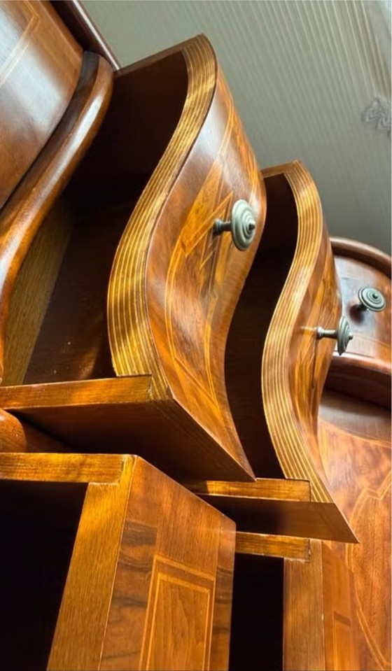 Image 1 of antieke mahoniehouten secretaire met een gebogen kroonlijst en ingelegde details