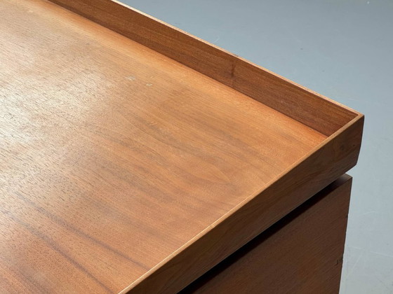 Image 1 of Elegante escritorio de mediados de siglo en nogal, década de 1960.