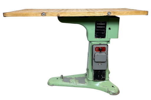Table industrielle verte en fonte, années 1960