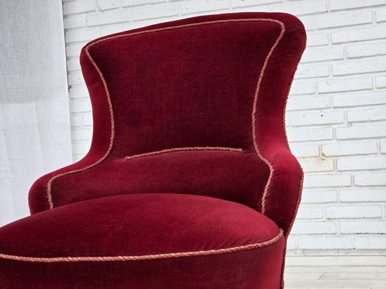 Image 1 of Sillón de cóctel danés de la década de 1950, tapizado en terciopelo rojo cereza.