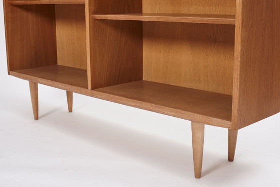 Libreria in rovere disegnata da Poul Hundevad per Hundevad & Co, Danimarca, anni '60. – Librerie, Wood (photo 8 of 12)