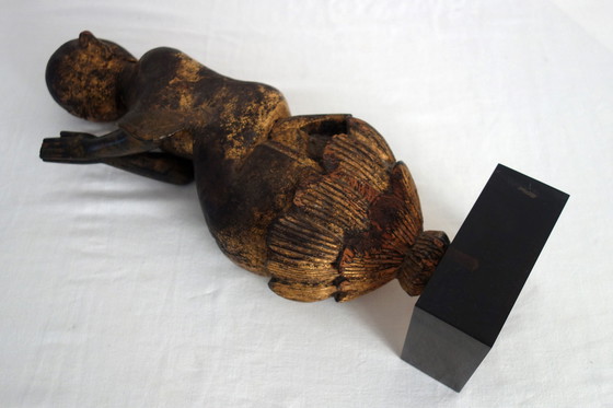 Image 1 of Estatua de madera dorada de un adorador en oración, Birmania, siglo XX