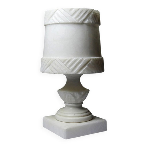 Veilleuse en albâtre blanc sculpté, style classique, circa.