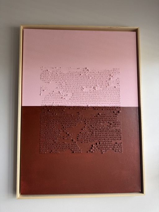 Quadro minimalista con texture rosa e marrone, con cornice flottante in legno naturale (50x70 cm) (photo 2 of 6)