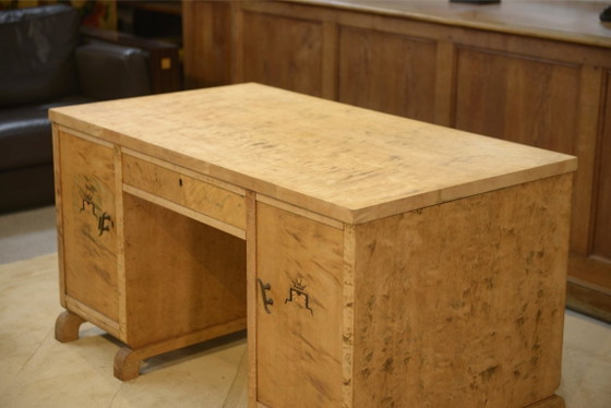 Image 1 of Engels bureau van berkenhout met inlegwerk in bijenmotief, jaren 1950