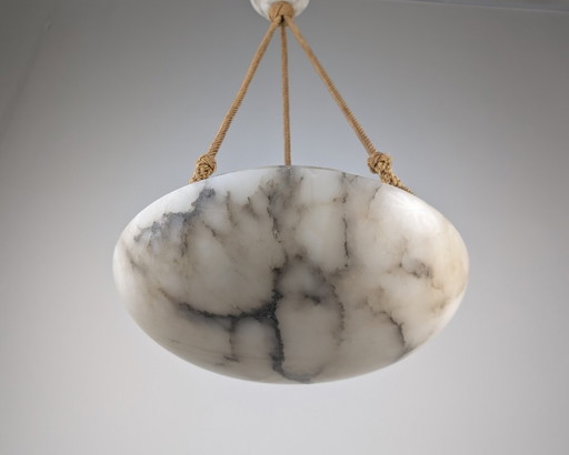 Zeitlose Art-Deco-Hängeleuchte aus geschnitztem Alabaster, schwarze Maserung, 1920er Jahre – hanglampen (photo 2 of 10)