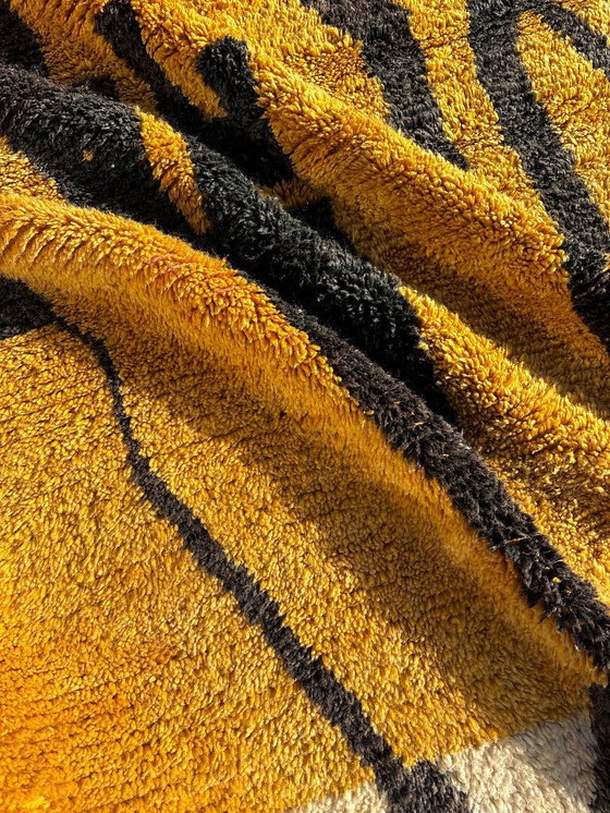 Image 1 of Tapis marocain moderne en laine – 175 x 270 cm, tissé à la main, motif abstrait jaune moutarde, tapis berbère