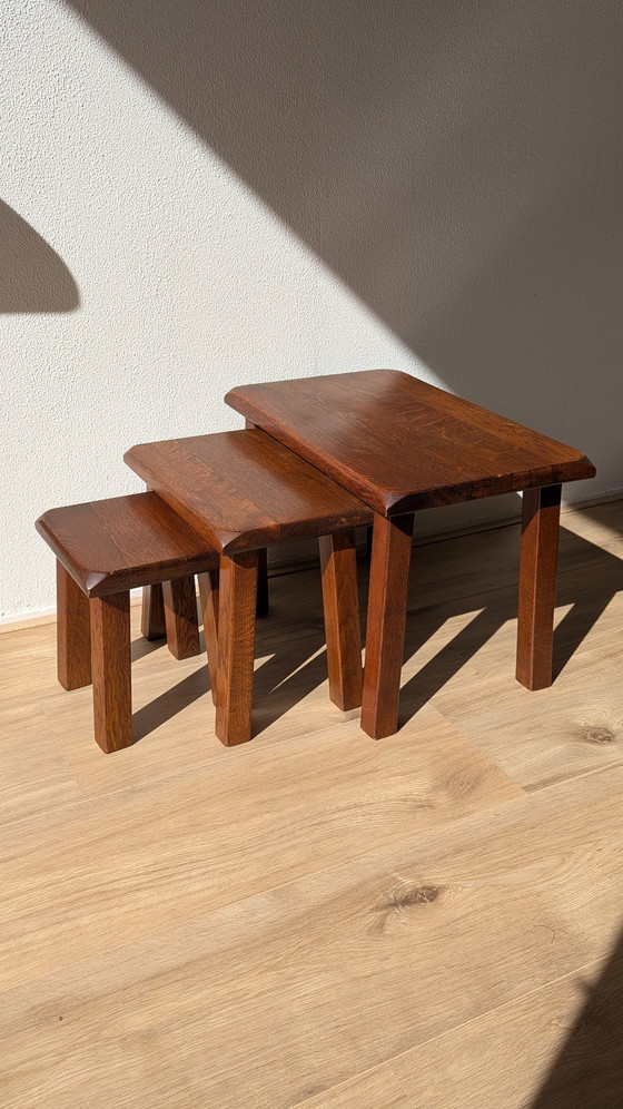 Image 1 of Set aus 3 brutalistischen Eichenholz-Beistelltischen im Mid-Century-Stil