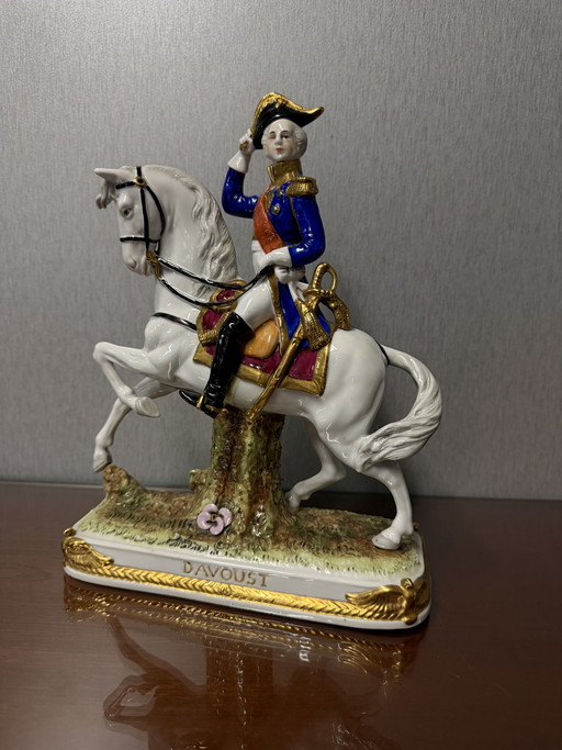 Statue équestre en porcelaine