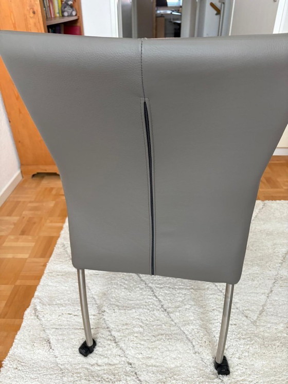 Image 1 of 2 Lederstühle mit Rollen für Esszimmer oder als Bürostuhl