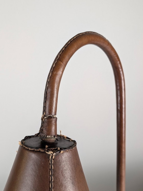 Lampe de table Jacques Adnet en cuir surpiqué, France, années 1950 – Leather, Metal (photo 4 of 9)