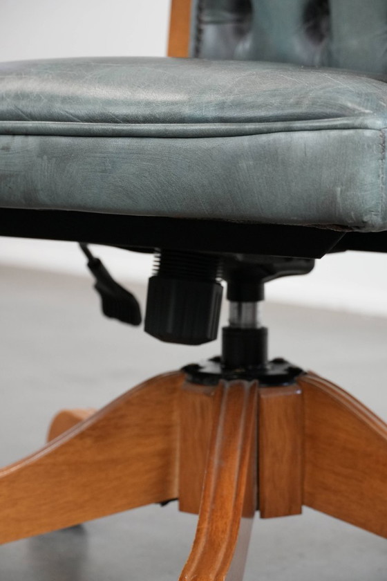 Image 1 of Sedia da ufficio Chesterfield in stile inglese classico con ruote in pelle di mucca azzurra e legno