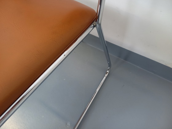 Image 1 of Set di 4 sedie a slitta vintage degli anni '70 in metallo cromato e similpelle color cognac