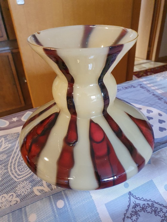 Böhmische Art-Deco-Vase aus opalweißem und rubinrotem Glas, ca. 1925–1935 – Glaskunst (photo 3 of 6)
