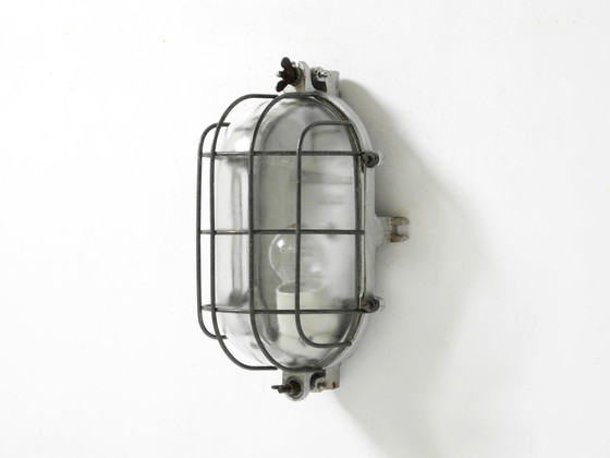 Image 1 of Rare grande lampe d'usine vintage des années 1950, en aluminium moulé et en verre.