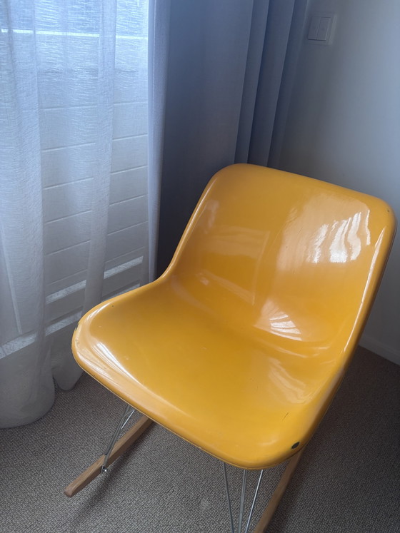 Sedia a dondolo vintage Houtoku/Artifort – Sedie a dondolo, Fiberglass (photo 5 of 5)