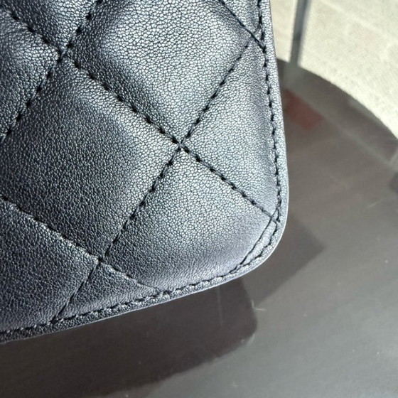 Image 1 of Borsa Chanel Medium CC Box Flap - Pelle di vitello trapuntata nera con finiture argentate, serie 25