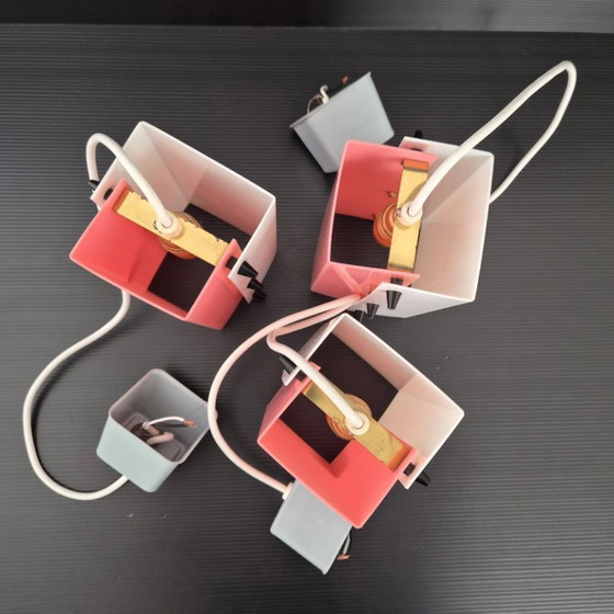 Image 1 of SET VAN 3 VINTAGE ROZE & WITTE PLEXIGLAS HANGERS UIT DE JAREN 50, ROCKABILLY-STIJL