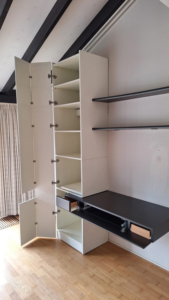 Image 1 of Banzbord hoge kast met zwevende boekenplanken en buroblad