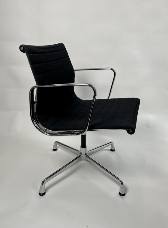Image 1 of 4 x chaises pivotantes Vitra Eames EA 108 noires Hobsak