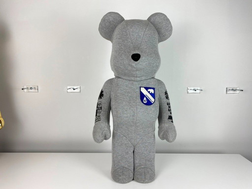 Bearbrick Loopwheeler 1000% Medicom 2009 – decoratieve objecten, Canvas, Plastic