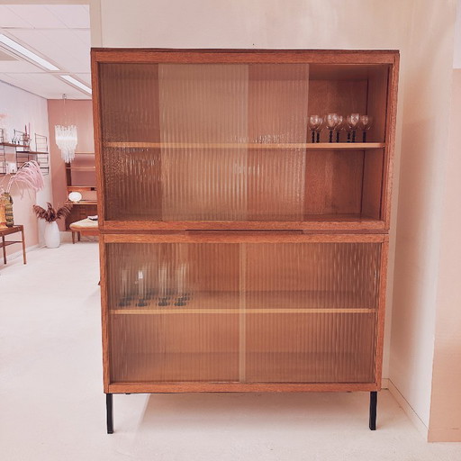 Hohe Glasvitrine aus den 1960er Jahren mit geripptem Glas
