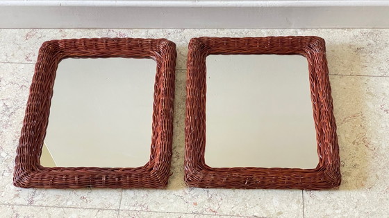 Image 1 of Een paar vintage spiegels van riet en rotan.