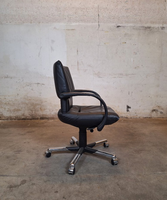 Image 1 of Sedia da ufficio Vitra in pelle nera con base cromata (vintage)