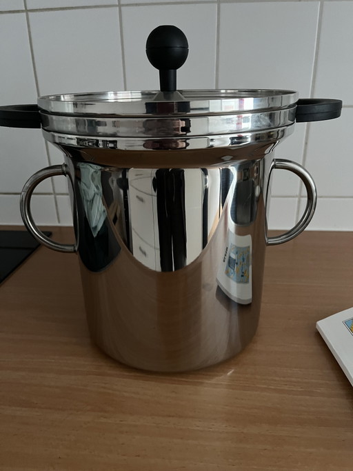 Pentola per pasta Alessi con colapasta a inserto
