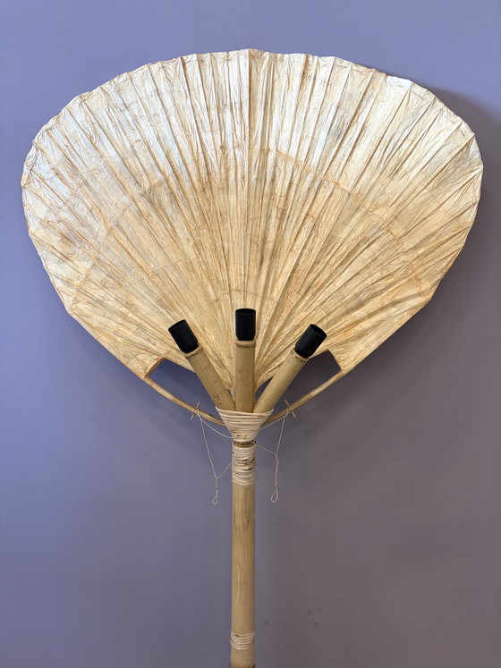 Image 1 of Grote Uchiwa vloerlamp van bamboe en rijstpapier, ontworpen door Ingo Maurer.