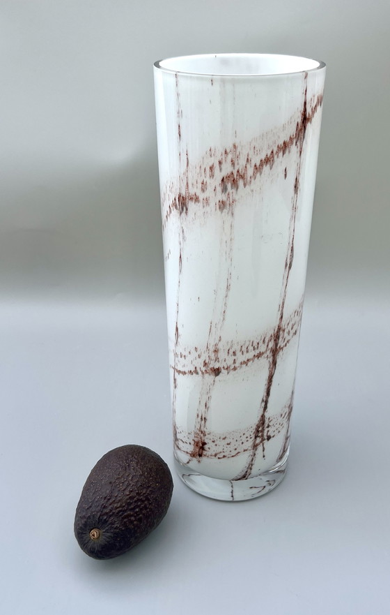 Image 1 of Große Studioglas-Vase – weiß mit rotbrauner Faden-Schmelztechnik