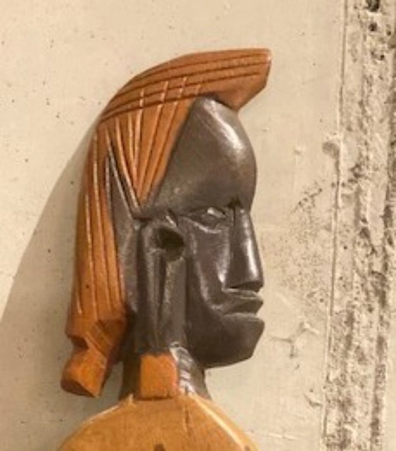 Image 1 of Peigne à cheveux cérémoniel d'Afrique de l'Ouest orné d'une figure sculptée – milieu du XXe siècle