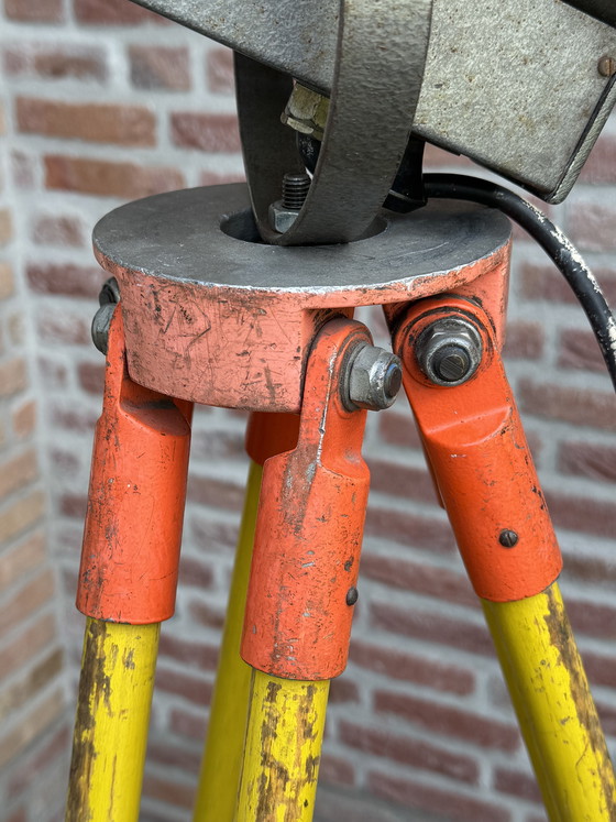 Image 1 of 💡 Lampadaire industriel chargé d'histoire | La précision suisse rencontre l'éclairage scénique néerlandais
