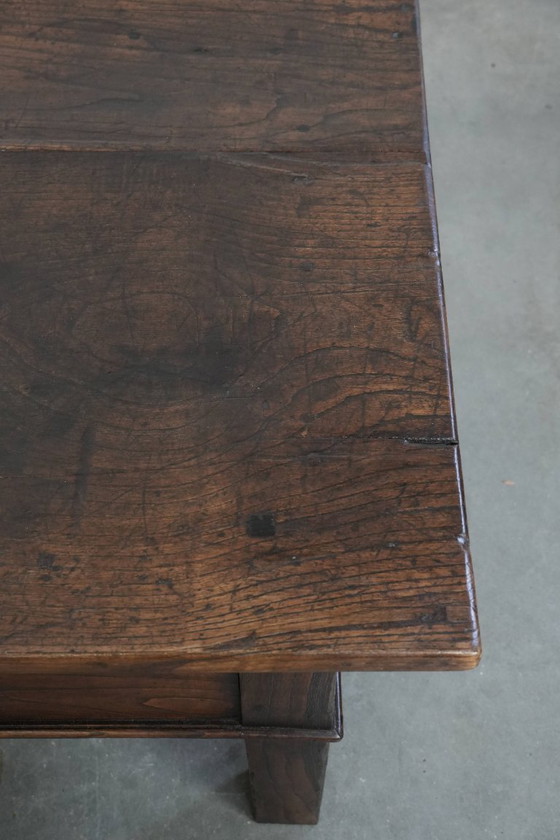 Image 1 of Antieke en tijdloze Zuid Europese salontafel gemaakt van kastanjehout uit de 18e eeuw met twee lades