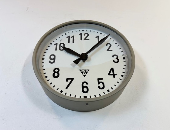 Image 1 of Reloj de pared industrial de fábrica de Pragotron, década de 1960