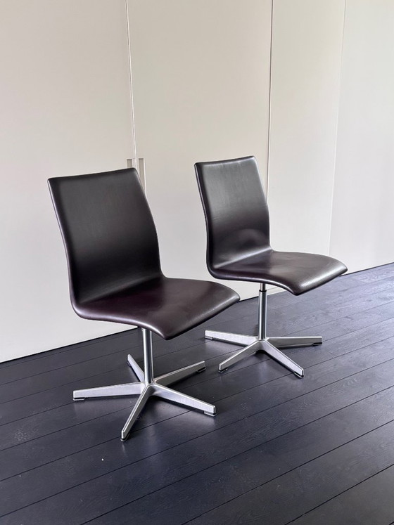 Image 1 of Oxford Bürostühle (Design: Arne Jacobsen; Produktion: Fritz Hansen) | 2er-Set | Mit Echtheitszertifikaten