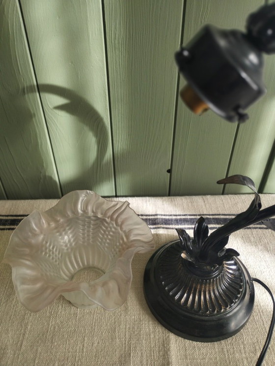 Image 1 of Lampe tulipe en métal noir patiné et abat-jour en verre opaque