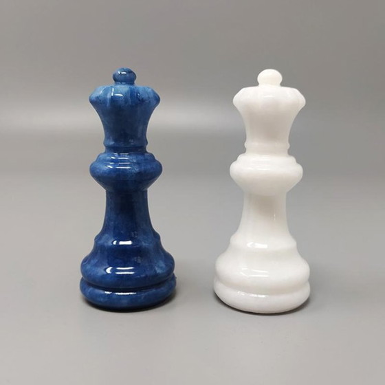 Image 1 of Jeu d'échecs élégant bleu et blanc des années 1970 en albâtre de Volterra, fait main. Fabriqué en Italie.