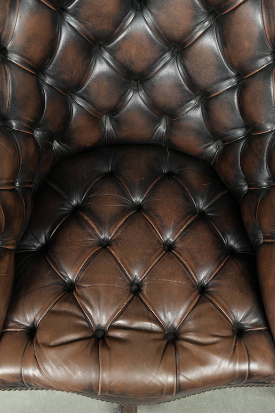 Image 1 of Grote bruine rundleren vintage chesterfield bureaustoel in hoogte verstelbaar en draaibaar op wieltjes met siernagels 