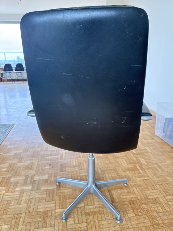 Image 1 of Vintage bureaustoel met hoge rugleuning van Artifort – zwart leer (voormalig stadhuis van Antwerpen)