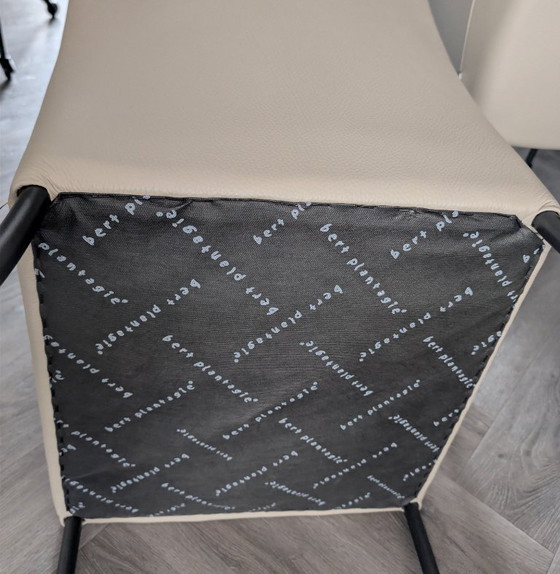 Image 1 of Twee eetkamerstoelen van Bert Plantagie, model Duo.