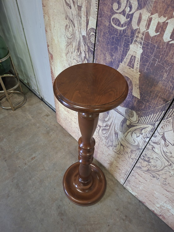 Image 1 of Klassischer Pflanzentisch mit Sockel in Walnussfarbe, Maße: Durchmesser der Tischplatte 2 Zoll, Höhe 86 cm.