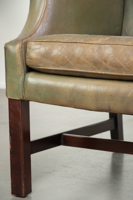 Alter Leder-Ohrensessel im englischen Stil mit schöner Patina und einzigartiger Farbe – Leather, Klassiek (photo 13 of 13)