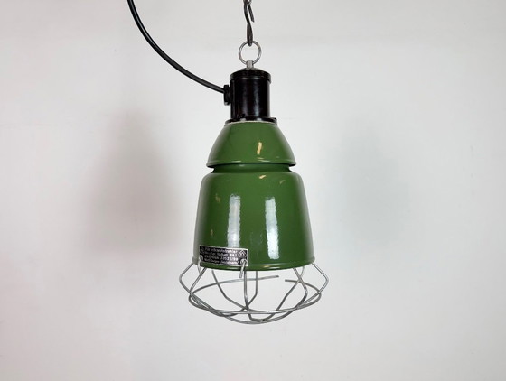 Image 1 of Lampada a sospensione industriale in smalto verde a gabbia di Philips, anni '60