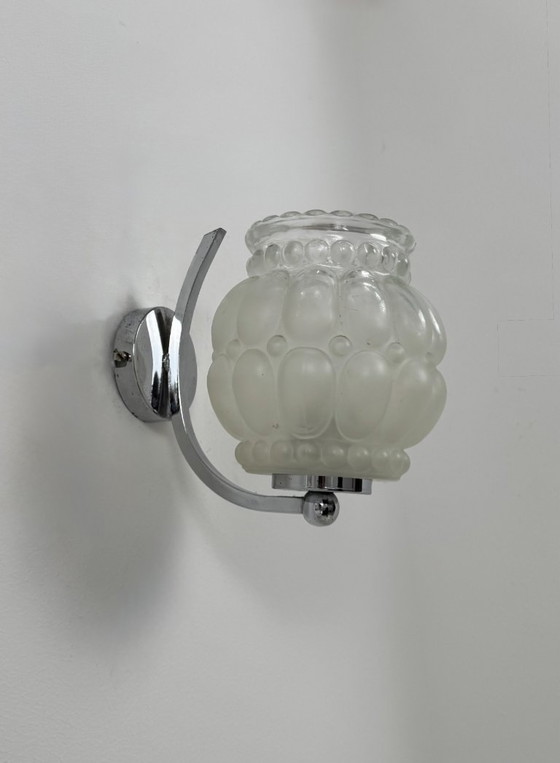Image 1 of Een paar vintage wandlampen van verchroomd metaal met bubbelglas, Frankrijk, 1950.
